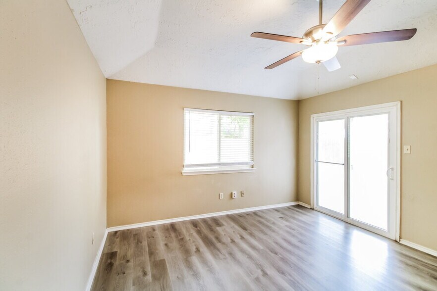 Building Photo - 20030 River Brook Dr