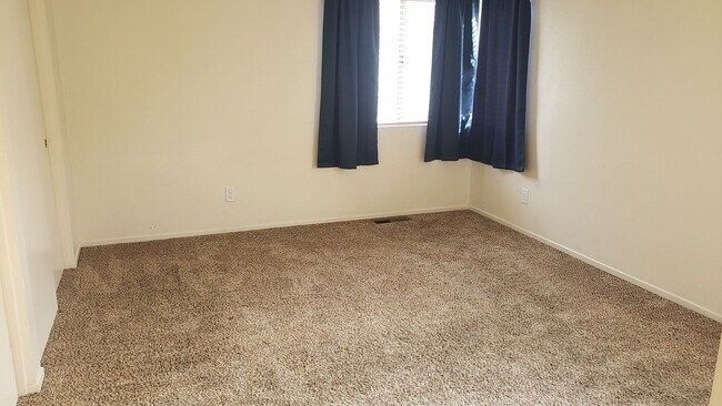 Building Photo - NICE 3 BED/2.5 BATH/2 CAR GARAGE/1590 SQ. ...