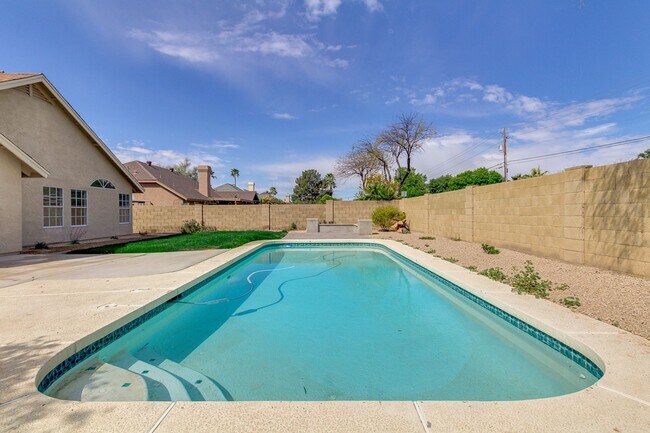 Building Photo - 4314 E Juanita Ave