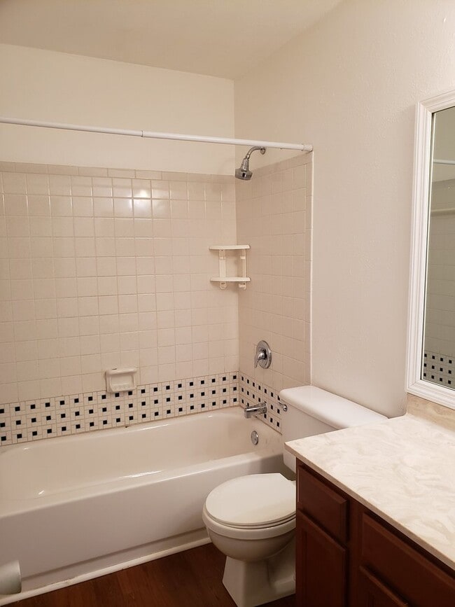 Building Photo - 2 Bedroom 2.5 Bath Townhouse with covered parking