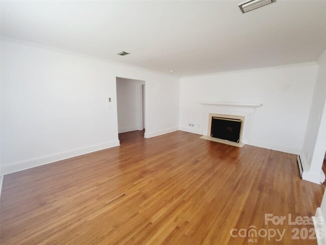 Building Photo - 1348 E Woodlawn Rd