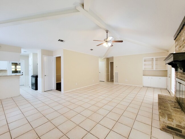 Building Photo - RECENTLY REMODELED 4 BEDROOM 2 BATH HOME I...