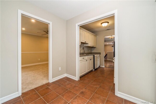 Building Photo - 27 The Knolls