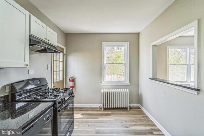 Building Photo - 557 9th Ave
