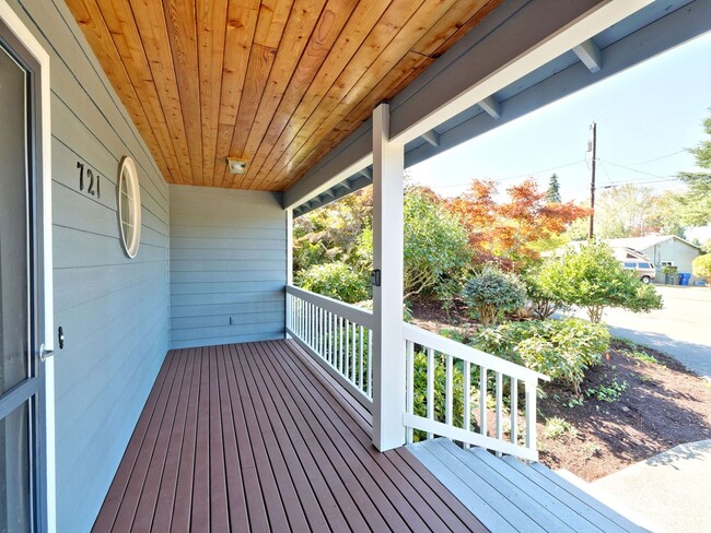 Building Photo - 721 Crown Dr