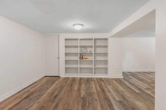 Building Photo - 3 Bed 2 Bath South Hill Spokane home offering all the updates..
