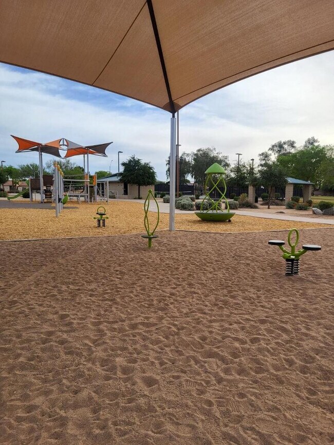 Building Photo - 8213 W Quail Ave