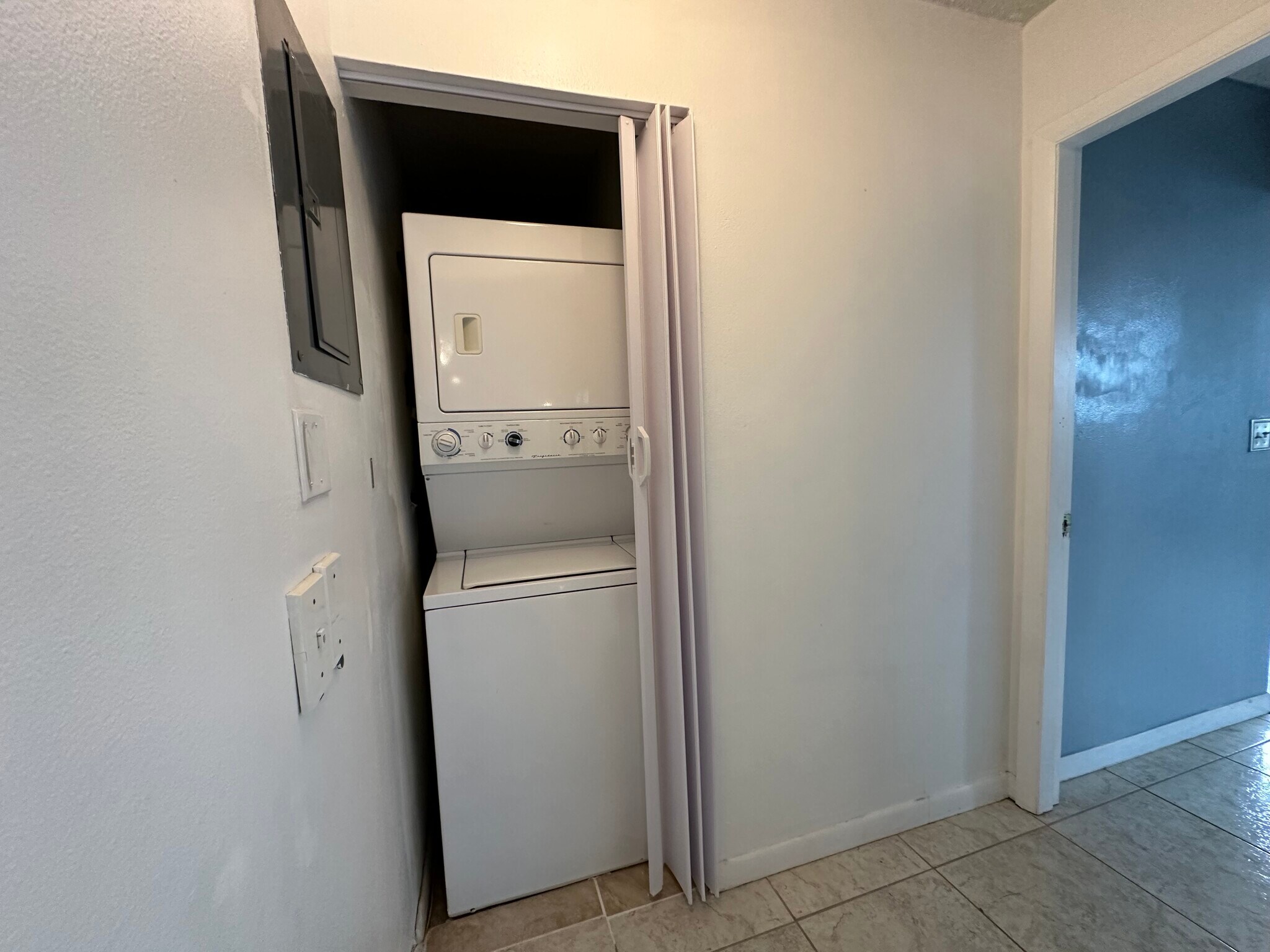 Building Photo - 1024 S Independence Dr