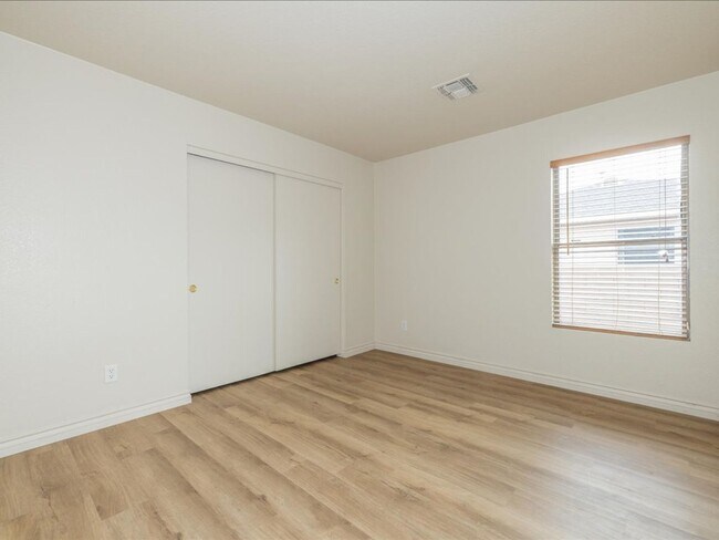 Building Photo - 3 Bedroom 2 Bathroom with Den
