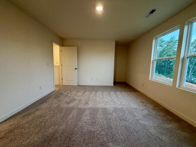 Building Photo - 844 Pine Cone Ln