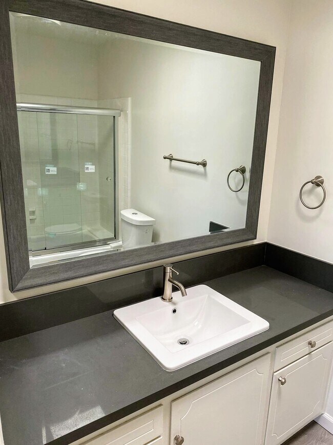 Building Photo - 10945 Rose Ave