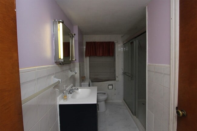 Building Photo - 701 Delano Ave