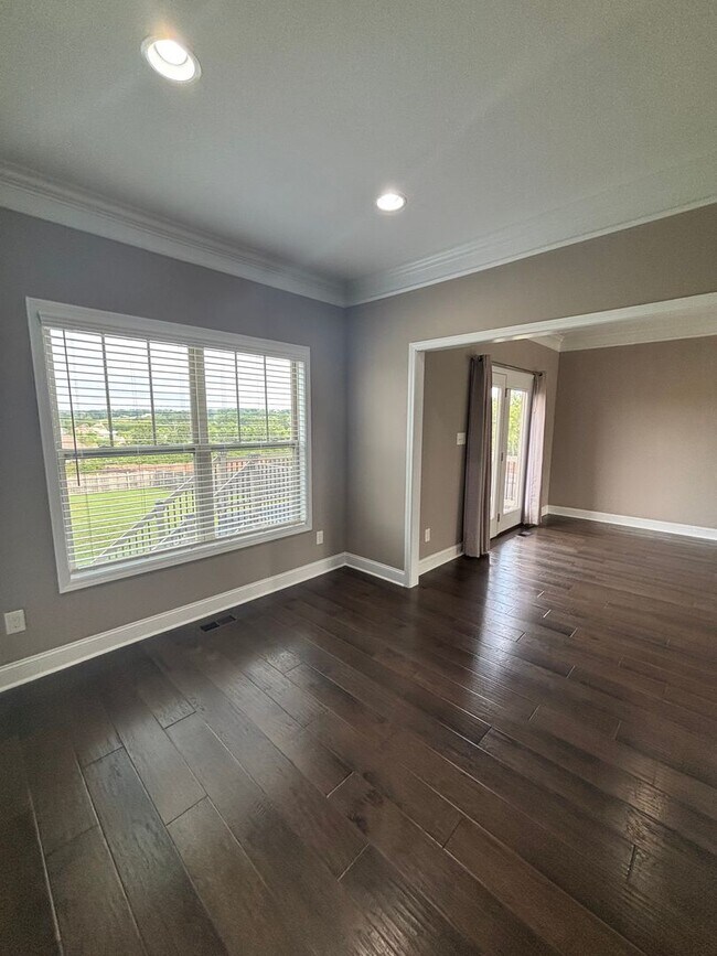 Building Photo - Mtn Views & Adaptable living in Seymour!