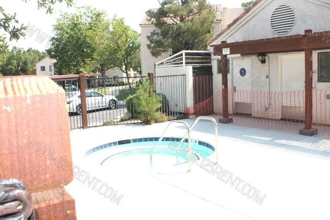Building Photo - 2554 Olive Dr