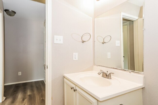 Building Photo - 16770 N Thrasher Dr