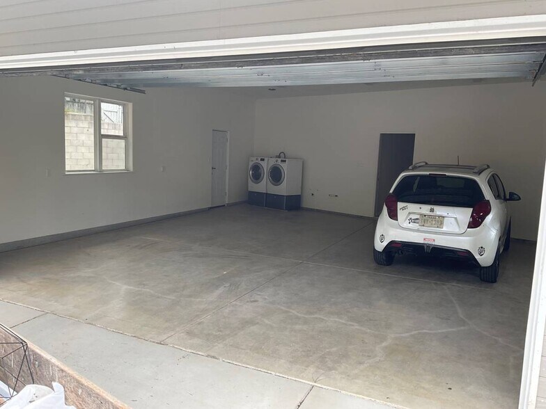 Building Photo - 9427 Vista Dr