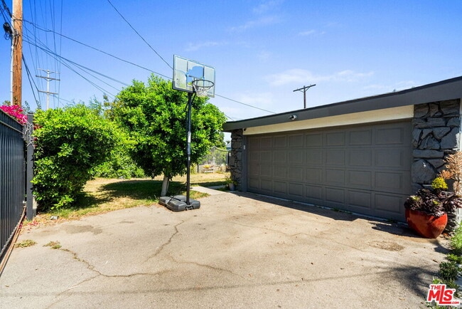 Building Photo - 14034 Valerio St