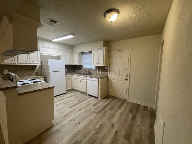 Building Photo - This charming house on a .25 acre lot close to Downtown/Historic Montgomery is a single story 3 b...