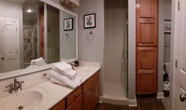 Building Photo - 3 BD/3.5 BR Fully Furnished