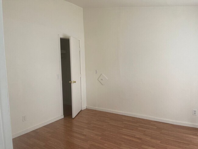 Building Photo - Large downstairs 4 Bedroom apartment in Winston
