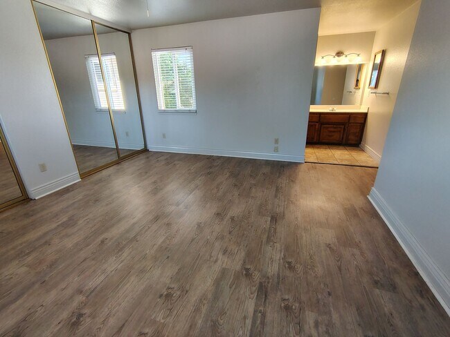 Building Photo - 939 Claremont Ct