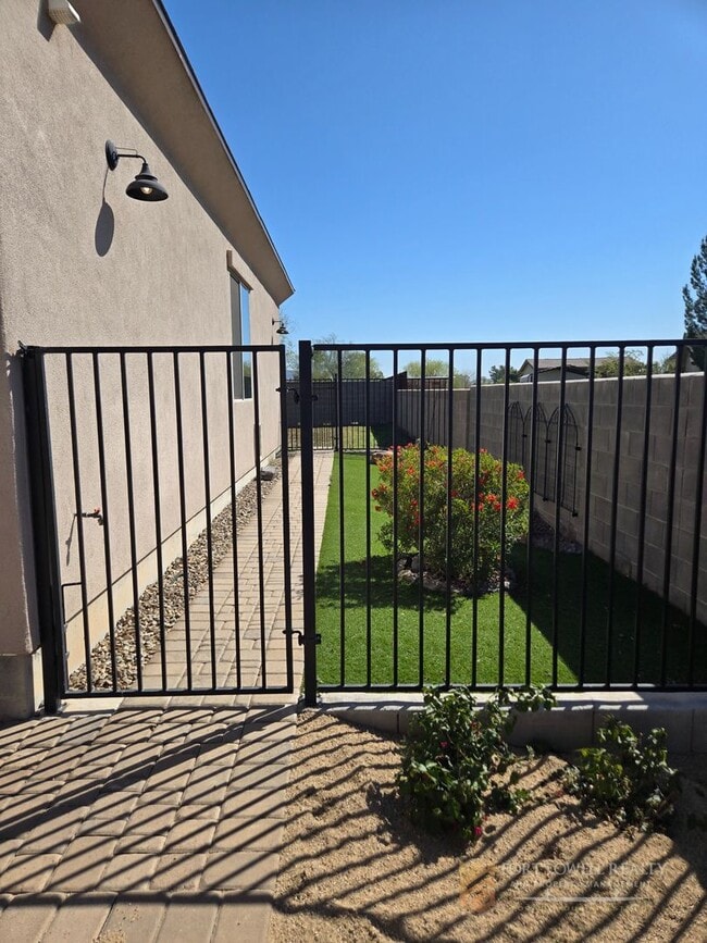 Building Photo - Stunning 2-bed, 2-bath Casita in North Phoenix