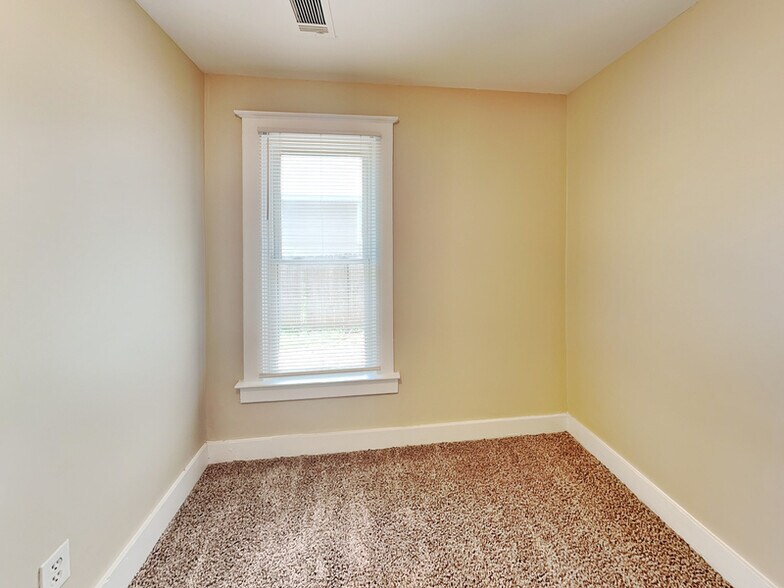 Building Photo - 2497 Lakewood Ave SW