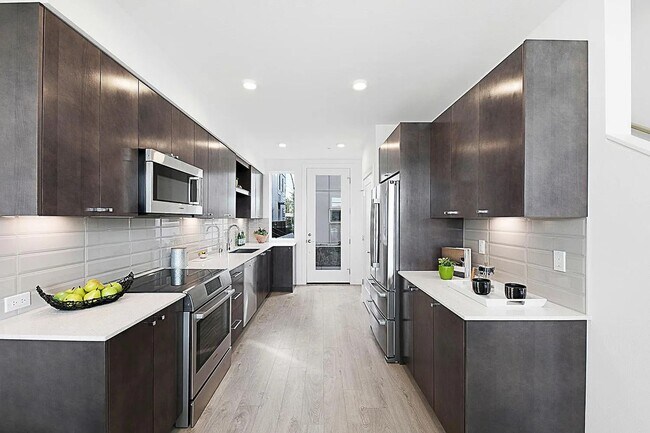 Building Photo - Ballard Townhouse 2bd/2ba, AC, Garage Parking