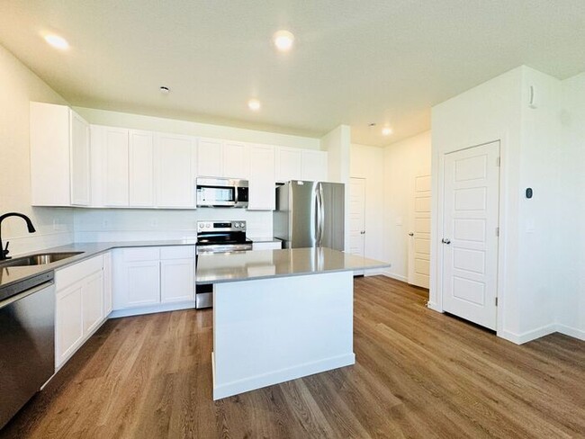 Building Photo - Gorgeous Brand New 2 bed/ 2.5 bath Townhou...