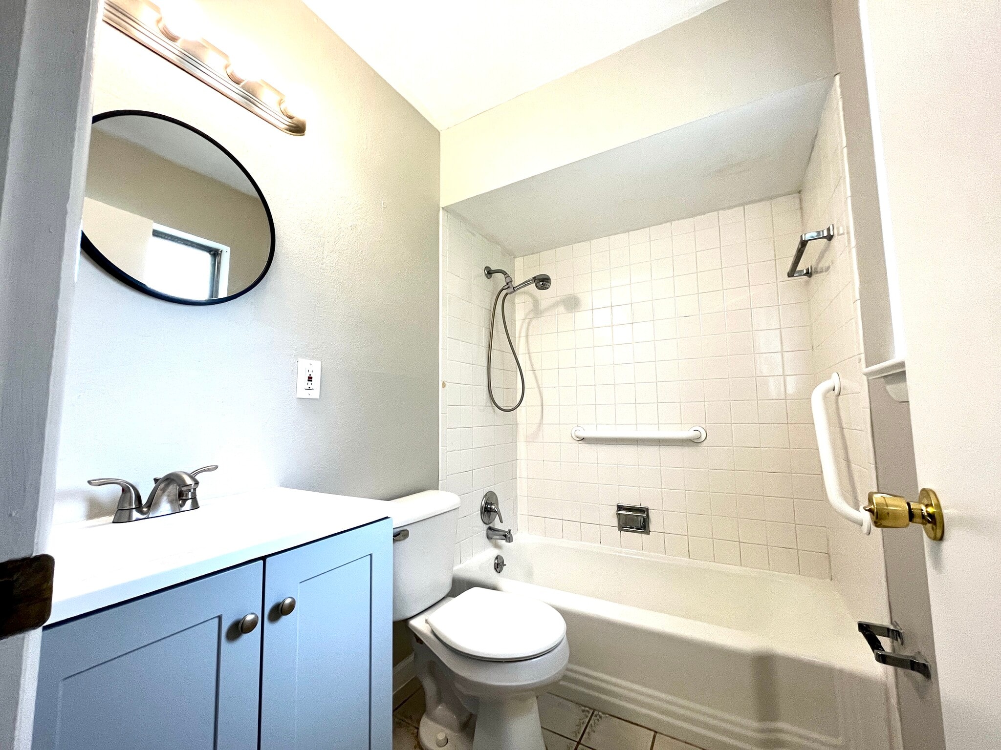 Building Photo - 880 Gladiola Dr