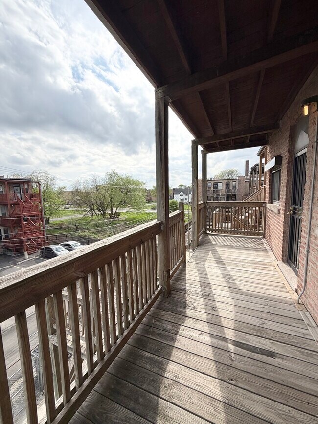 Building Photo - 1521 E 65th St