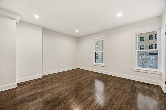 Building Photo - 2107 N Clark St