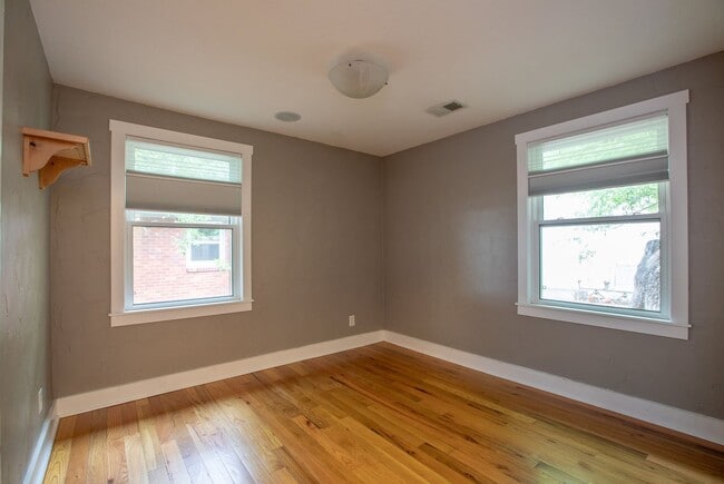 Building Photo - Charming 3 bedroom/2 bathroom Single Family Home!