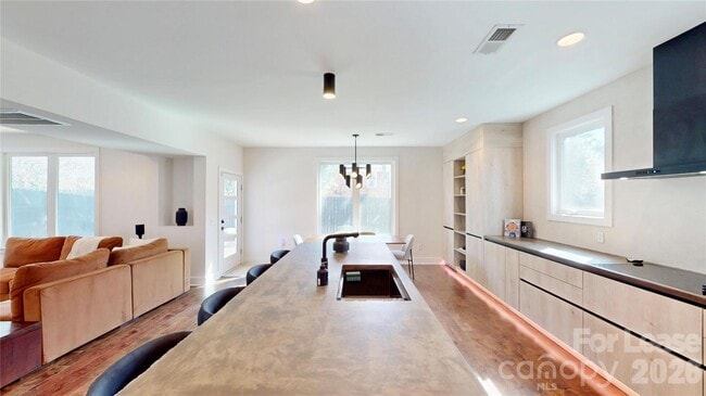 Building Photo - 1220 Lomax Ave