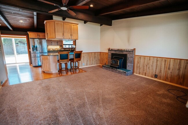Building Photo - Single Family Home in Mckinleyville!