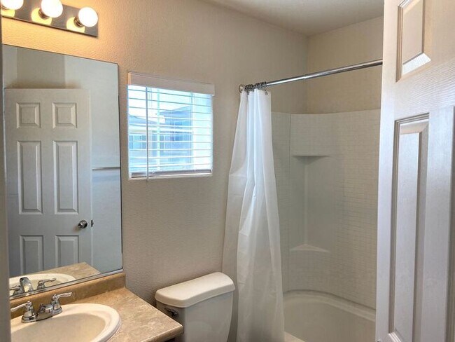 Building Photo - Luxury Townhouse 2 Master Suites - North M...