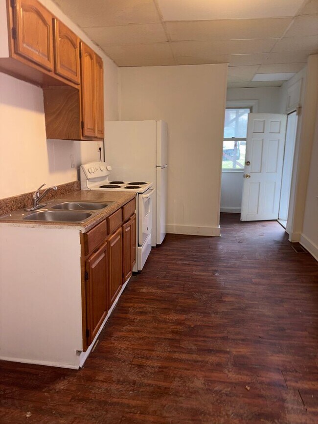 Building Photo - Section 8 Approved - 1st Floor 1 Bedroom w...