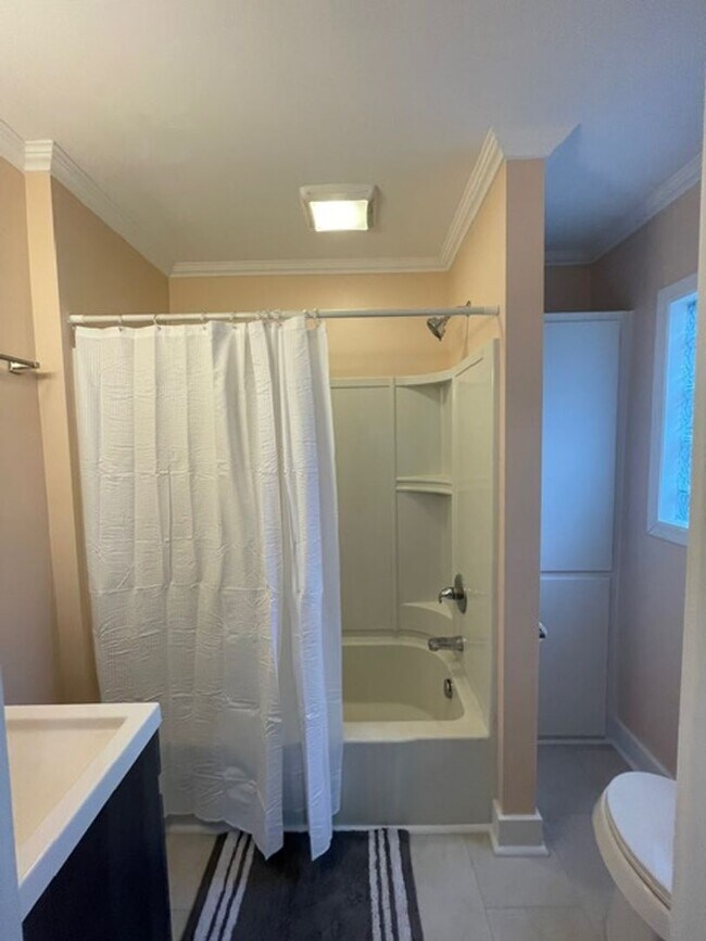 Building Photo - Newly Renovated 2 Bedroom Duplex