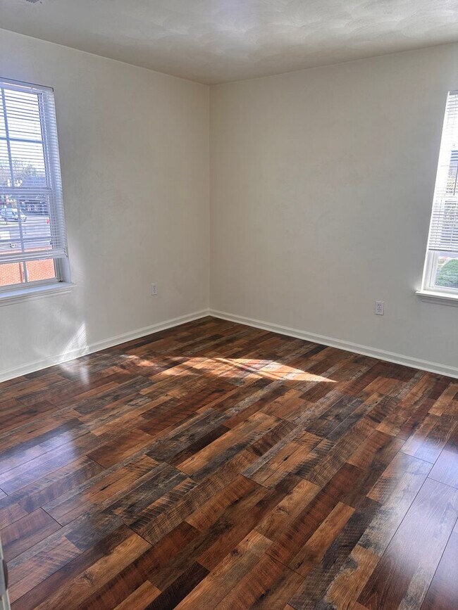 Building Photo - 4 Bedroom 2 Bath Apartment 2nd Floor