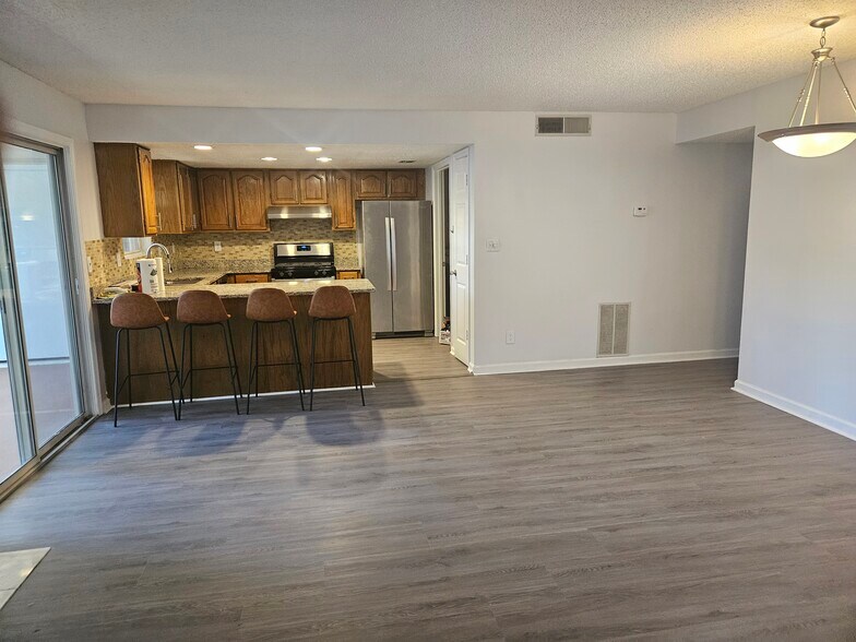 Building Photo - 35 Devon Ln