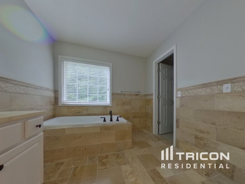 Building Photo - 2021 Maple Ridge Dr NW