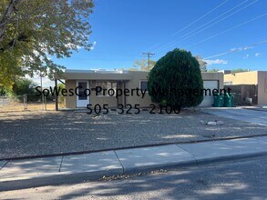 Building Photo - 3 Bedroom 2 Bath, 1 Car Garage and new flooring!