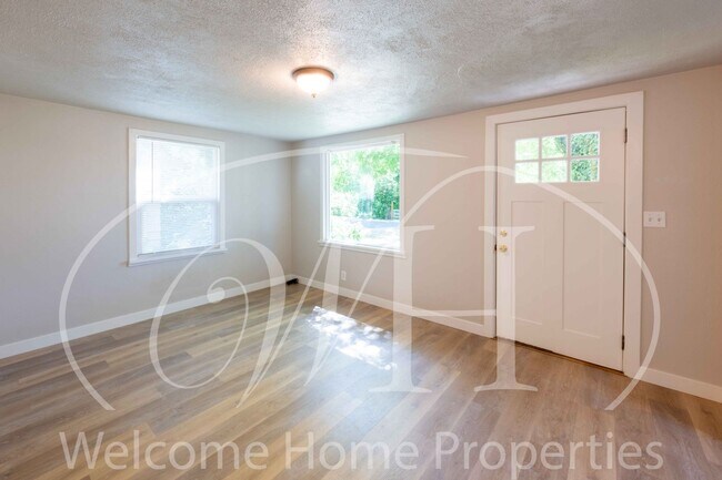 Building Photo - Great One Bedroom Home in a Natural Setting