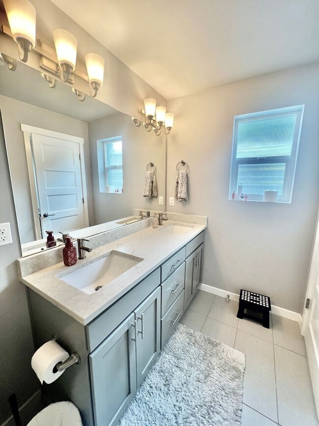Building Photo - 3Bd/2.5Ba Lynnwood Townhouse