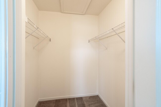 Building Photo - 2418 Northampton Dr