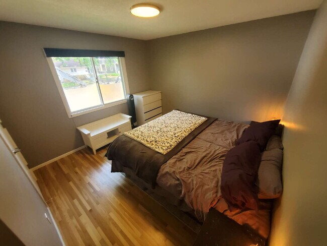 Building Photo - 4 bed 2 bath Comfortable and spacious single-family house, in NE Minneapolis