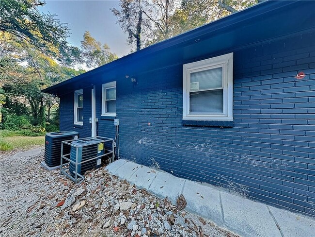 Building Photo - 2875 3rd Ave SW