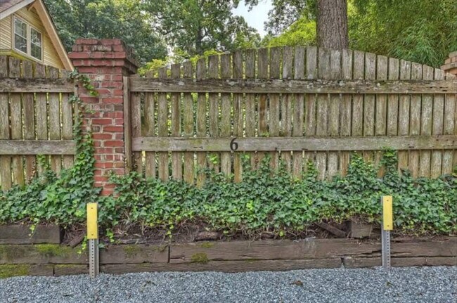 Building Photo - 518 Lamar Ave