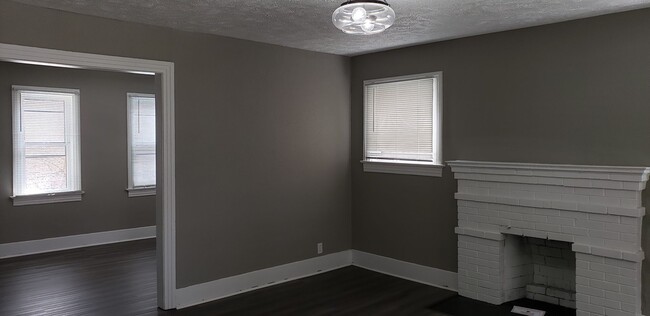 Building Photo - 2 bedroom 1 bath duplex