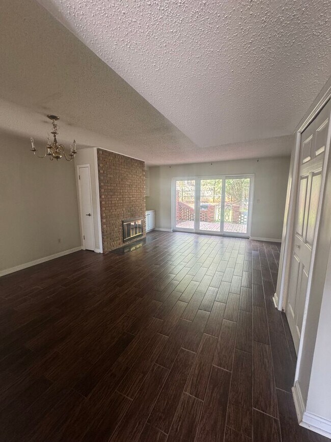 Building Photo - Spacious 2BR Townhome in Prime North of the River Location – Minutes from UA & Downtown